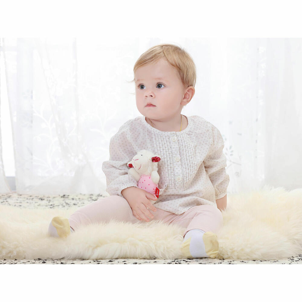 sigikid Red Stars Rassel Schaf, Rasselgreifling, Greifling, Kuscheltier, Babyspielzeug, Baby Spielzeug, Polyester, H 13 cm, 41189