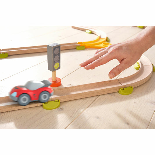 HABA Kullerbü Roter Sportwagen, Spielzeugauto, Spielzeug Auto, Schwungmotor, ab 2 Jahren, 1304711001
