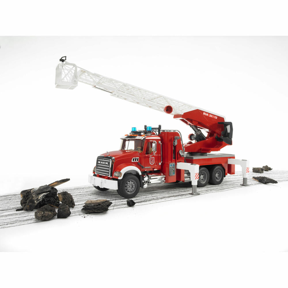 Bruder Einsatzfahrzeuge MACK Granite Feuerwehrleiterwagen, mit Wasserpumpe und Light & Sound Modul, Modellfahrzeug, Modell Fahrzeug, Spielzeug, 02821