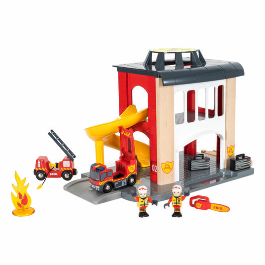 BRIO Große Feuerwehr-Station mit Einsatzfahrzeug, 12-tlg., Zubehör, Zubehör für die Holzeisenbahn, Eisenbahn, Holzspielzeug, Holz Spielzeug, 33833