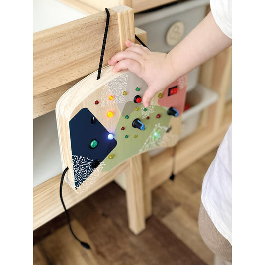 Legler Small Foot Motorikbrett LED Licht und Schalter, Motorikspielzeug, ab 24 Monate, Holz, Bunt, 12623